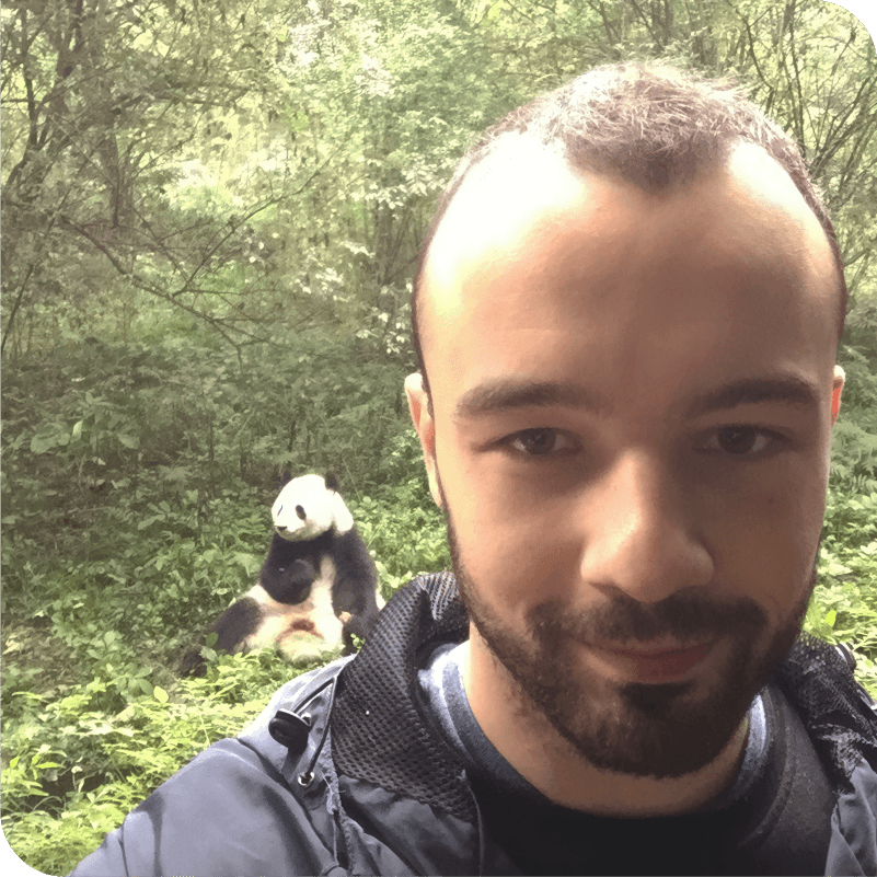 To również ja, ale kilka lat wcześniej - tutaj mam 22 lata, a za mną pozuje urocza panda wielka. Mam nadzieję, że skupiasz wzrok właśnie na niej, a nie na nich. :P